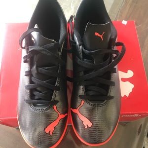 Brand New Boys Puma sneakers size 6